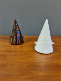 Set-di-coni-impilabili-in-ceramica-bianca-e-marrone-di-Pierre-Cardin-per-Franco-Pozzi-Italia-1970