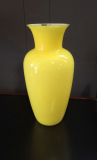 Vaso-in-vetro-di-Murano-giallo-incamiciato-di-Aureliano-Toso-Italia-anni-80