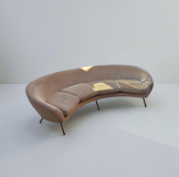 Grande-divano-curvo-in-tessuto-con-piedi-in-ottone-Italia-anni-50